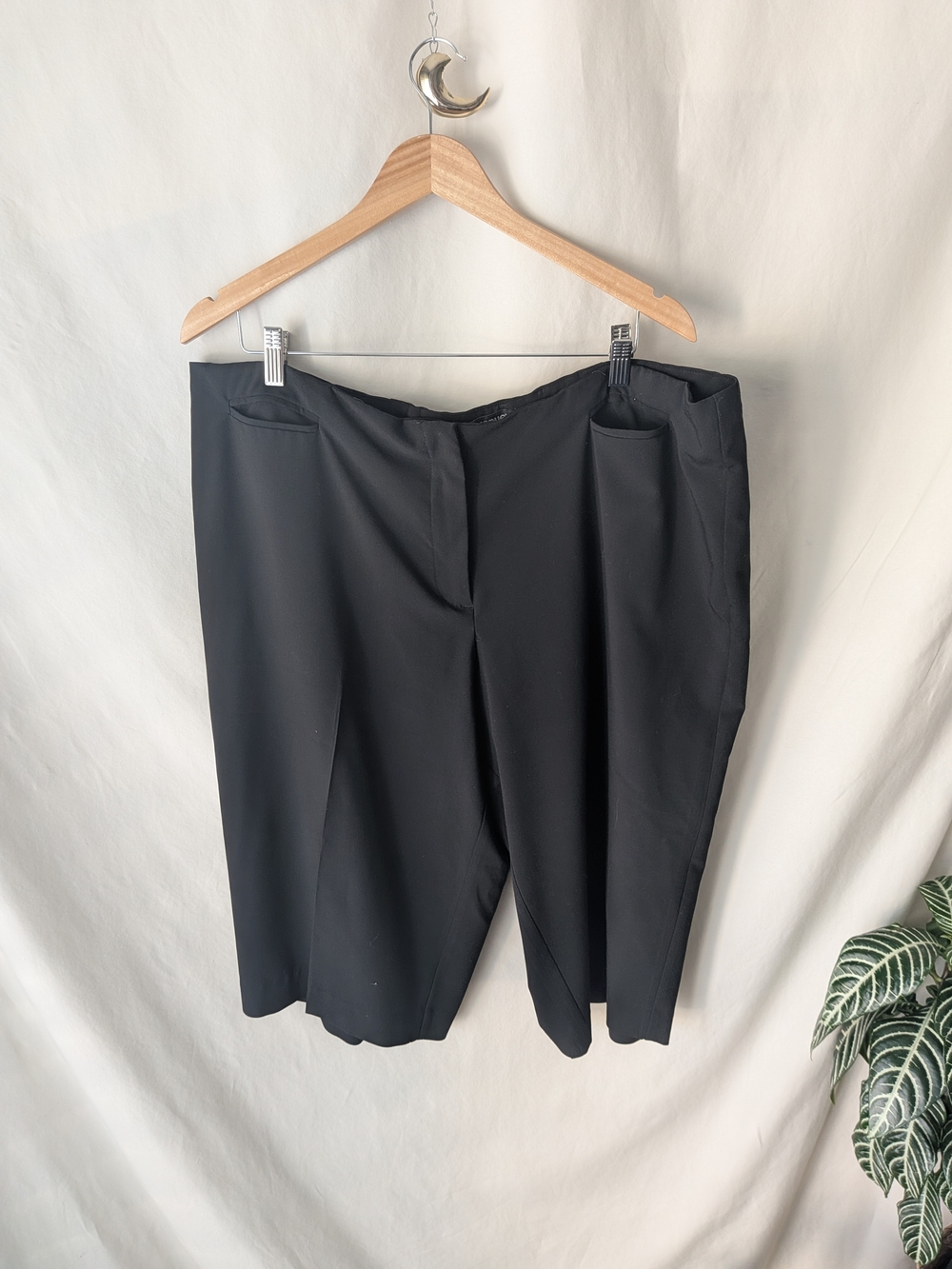 Avenue Black Wide-Leg Bermuda Shorts